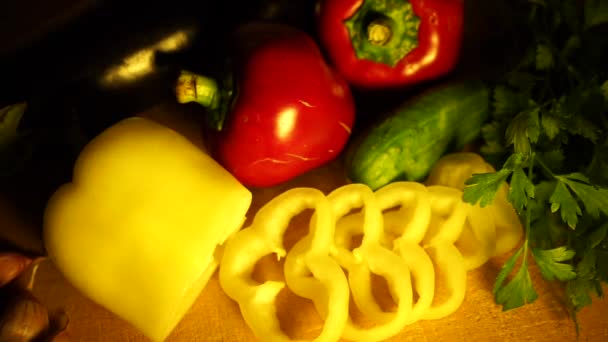 夜のキッチンで円や他の野菜にカット黄色の大きなコショウ — ストック動画