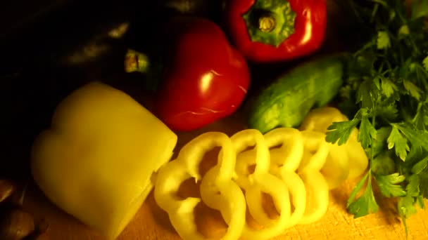 Luz Parpadeante Ilumina Las Verduras Cocina Noche — Vídeos de Stock