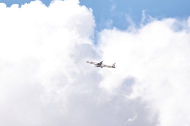 Madrid, İspanya; 09-25-2021: Royal Air Maroc Aircraft, Embraer E190 Ar modeli, havalandıktan kısa bir süre sonra bulutlarda uçuyor.