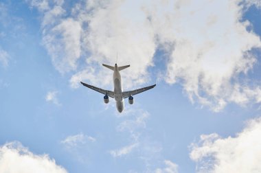 Madrid, İspanya; 09-25-2021: Lufthansa Havayolları 'nın Airbus A320 uçağı alçaktan ve arkadan mavi gökyüzünde havalandıktan hemen sonra görüldü