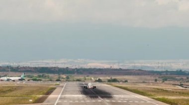 Madrid, İspanya; 09-25-2021: 4K VIdeo uçağı, Air France Airbus A320 pistten kalkıyor.