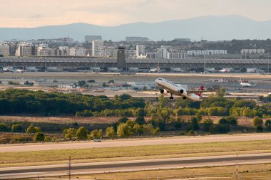 Madrid, İspanya; 09-25-2021: Madrid Barajas havaalanından kalkan Airbus A321 uçağı, aynı zamanda terminal ve kontrol kulesini de görüyor