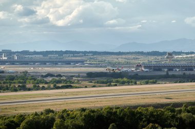 Madrid, İspanya; 09-25-2021: Madrid Barajas havaalanından kalkan Air France Airbus A319 uçağı, aynı zamanda terminal ve kontrol kulesini de görüyor