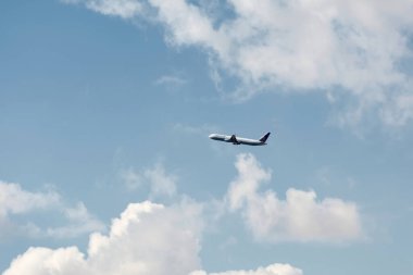 Madrid, İspanya; 09-25-2021: Boeing 767 United Airlines uçağı havalandıktan kısa bir süre sonra havalandı