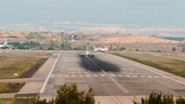 Madrid, İspanya; 09-25-2021: 4K Video uçağı, Aegan Havayolları Airbus A320 pistinden kalkıyor