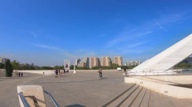Valencia, İspanya; 08-02-2021: Güneşli bir günde turistlerin dolaştığı, bir parktan, Valencia 'daki Reina Sofia Sanat Sarayı' nın ana cephesine yürüyüşün kamera görüntüsü