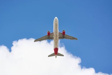 Madrid, İspanya; 09-25-2021: İberya Ekspres Havayolu 'ndan Airbus A320 mavi gökyüzünde havalandıktan hemen sonra alçak açıyla görüldü