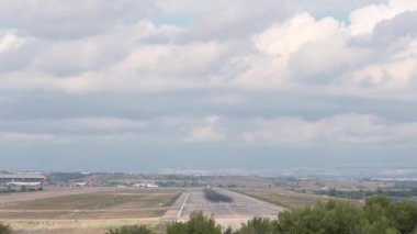 Madrid Barajas havaalanındaki pistin sonundan güçlü bir rüzgârla kalkan uçakların zaman çizelgesi
