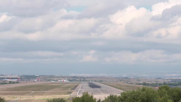 Timelapse Flygplan Som Startar Med Stark Sidovind Sett Från Slutet — Stockvideo