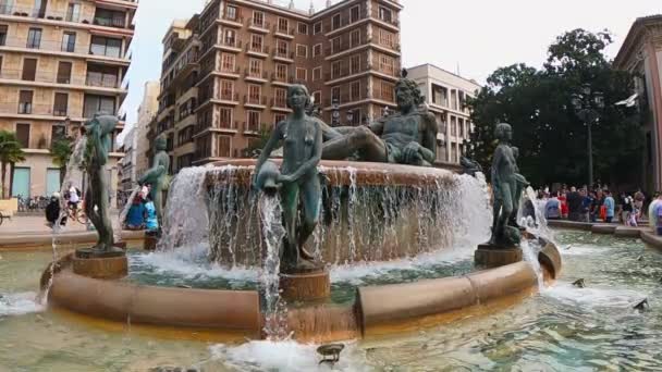 バレンシア スペイン 2021 遅い動き4Kバレンシアの聖母広場の噴水のビデオ Fuente Las Acequas Turia 海王星の噴水に着陸して冷却するピジョン — ストック動画