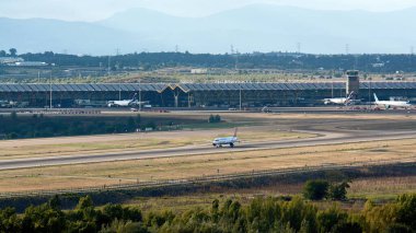 Madrid, İspanya; 09-25-2021: Madrid Barajas havaalanından kalkan Airbus A321 uçağı, aynı zamanda terminal ve kontrol kulesini de görüyor