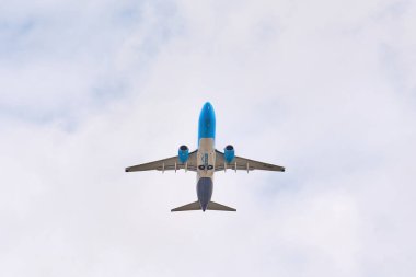 Madrid, İspanya; 09-25-2021: Boeing 737 model uçak, Amazon Havayolu 'ndan, bulutlu bir gökyüzü ile havalandıktan kısa bir süre sonra alçak açıyla görülüyor