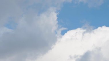 4k Bir Airbus A321 Iberia Express havayolu görüntüsü Mavi gökyüzünde havalandıktan hemen sonra alçak açıyla görüldü