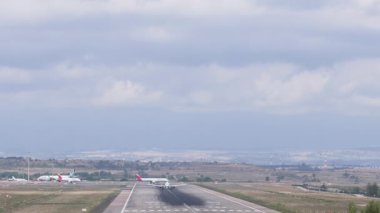 Madrid Barajas Havaalanı 'nın pistinden kalkan bir uçağın görüntüsü.
