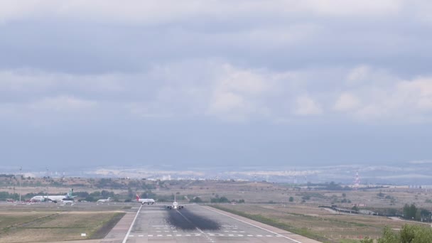 マドリード スペイン 2021 強風でマドリード バラハス空港の滑走路から離陸するイベリア航空のエアバスA321のHd映像 — ストック動画