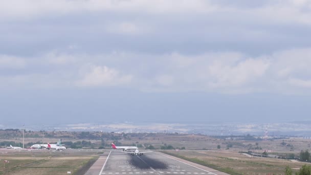 Imágenes Avión Despegando Pista Del Aeropuerto Madrid Barajas Con Fuerte — Vídeo de stock