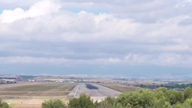 Dassault Falcon 2000, Fransız yapımı yönetici jeti, çift motorlu uçak, podyumdan kalkıyor.