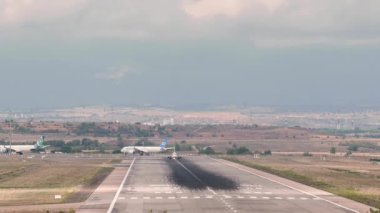 Madrid, İspanya; 09-25-2021: 4K Bir Embraer E 195 of Lot havayolu şirketi Madrid Barajas Havalimanı pistinden güçlü bir yan rüzgarla havalanırken Air Europa uçağı arkadan geçiyor