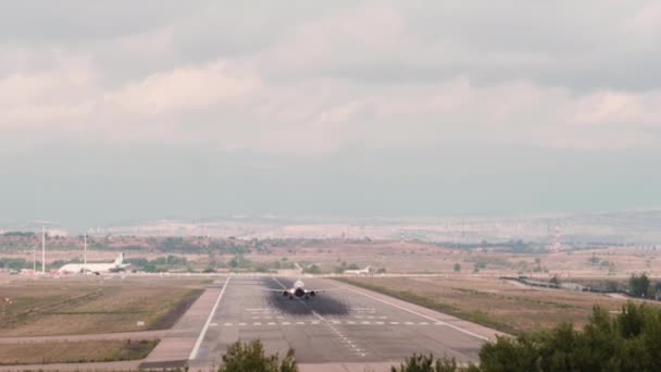 Záběry Letadla Vzlétajícího Ranveje Letiště Madridu Barajas Silným Bočním Větrem — Stock video