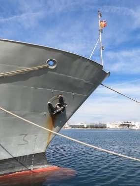 Geminin pruvası Alboran devriye gemisinin çapası toplandı ve geminin taslağını temsil eden geminin pruva ve pruvası arasındaki çizgiler birleştirildi.