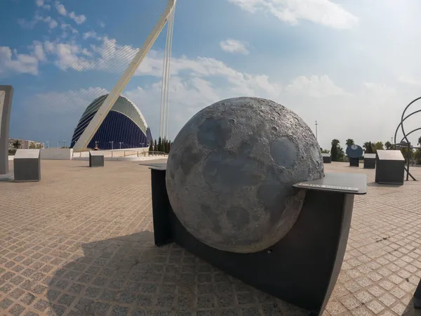 Valencia, İspanya; 09-25-2021: Ay 'ın anıtı, Valensiya astronomi bahçesindeki dünya uydusu, Ay' daki denizleri tam bir rahatlıkla gösteriyor
