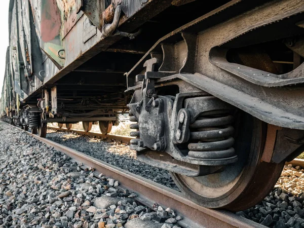 Tren Raylarında Paslı Eski Bir Tren Vagonunun Tekerlekleri Birincil Süspansiyon — Stok fotoğraf