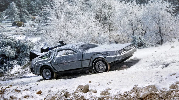 Geleceğe Dönüş Filmindeki Ünlü Delorean Arabasının Modeli Karlı Bir Yamaçta - Stok İmaj