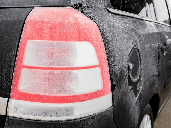 Полностью Замороженный Задний Фонарь Черного Автомобиля Покрытого Росой Проведя Ночь — стоковое фото