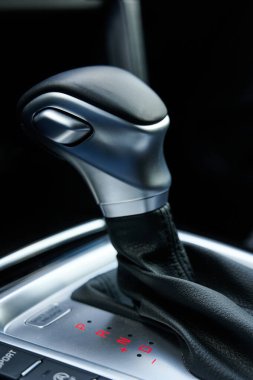 Otomatik bir arabanın vites kolu ve P, R, N ve D noktalarını aydınlatabiliriz.