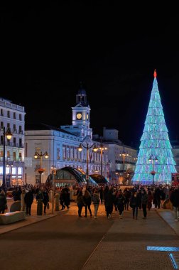 Madrid, İspanya; 12-02-2021: Kraliyet Posta Evi ve Plaza de la Puerta de Sol, yıl sonu çanlarının çalındığı yer.