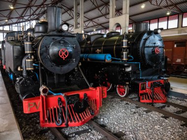 Ponferrada, İspanya; 11-28-2021: Macosa PV 15 ve Baldwin PV 5 buhar lokomotifleri, çelik madenciliğine (MSP) ait kömürlerin taşınmasında kullanılan Ponferrada demiryolu müzesinde restore edildi ve sergilendi.)