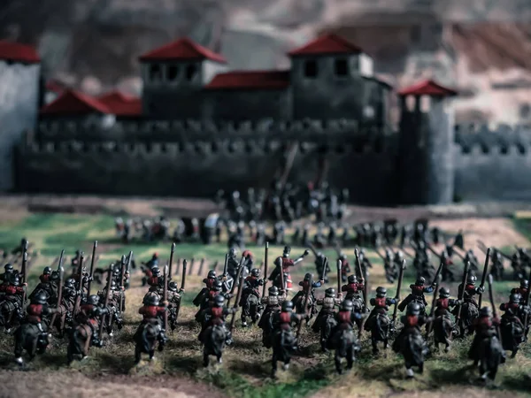 Miniaturfiguren Simulieren Eine Schlacht Mittelalter Armee Mit Speeren Und Schwertern — Stockfoto