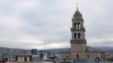 Çanlar, Ponferrada 'daki Rönesans Hıristiyan tapınağı Basilica de la Encina' nın çan kulesinden ve muhteşem bulutlu gökyüzünden duyulmakta olan bir ses yaratıyor.