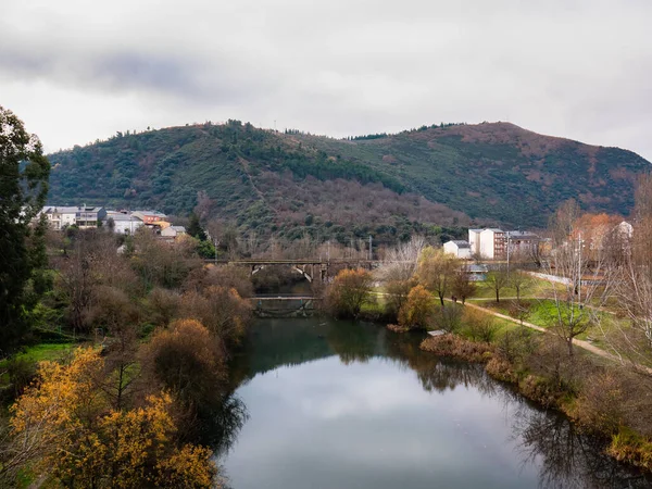 Widok Rzekę Sil Jak Przechodzi Przez Miasto Ponferrada Roślinnością Wokół — Zdjęcie stockowe