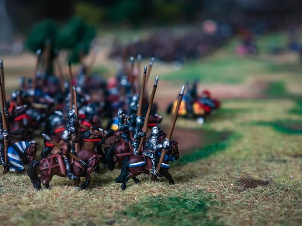 Miniaturfiguren Simulieren Eine Schlacht Mittelalter Armee Mit Speeren Und Schwertern — Stockfoto