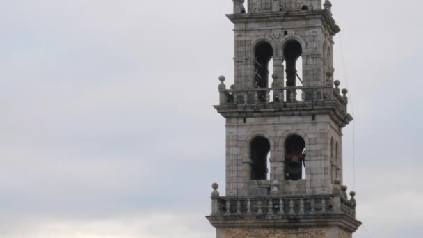 ภาพถ ายใกล ดของระฆ ายและแหวนสร างเส ยงท ภาคจากหอระฆ งของ Basilica Eninius — วีดีโอสต็อก