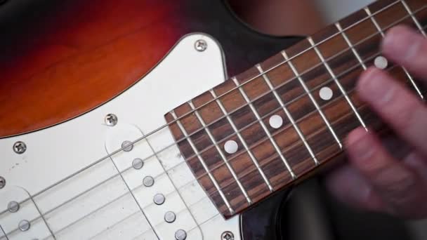 Vídeo Close Mão Homem Levantando Potenciômetro Volume Uma Guitarra Elétrica — Vídeo de Stock