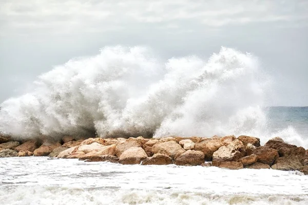 Zee Golven Crashen Sterk Tegen Een Golfbreker Buurt Van Kust — Stockfoto