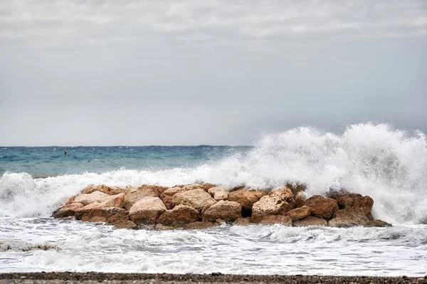 Zee Golven Crashen Sterk Tegen Een Golfbreker Buurt Van Kust — Stockfoto