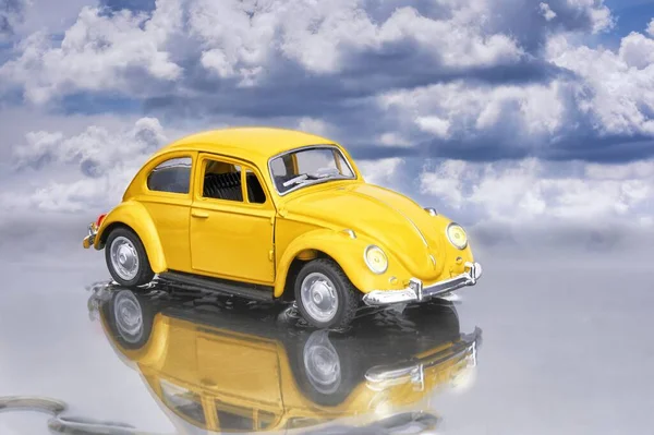 Madrid Spain 2022 Model Yellow Beetle Parked Puddle Lights Can — Stock Photo, Image