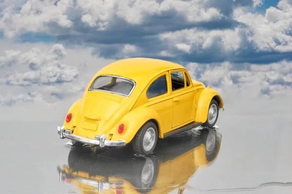 Madrid Spain 2022 Model Yellow Beetle Seen Parked Puddle Lights — Stock Photo, Image