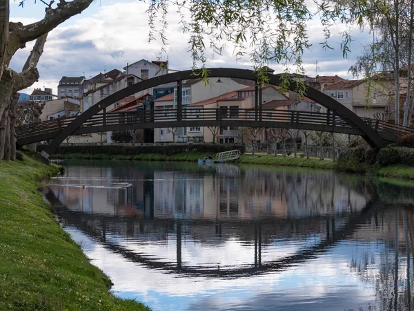 Drewniany Most Odbity Wodzie Rzeki Cabe Gdy Przechodzi Przez Miasto — Zdjęcie stockowe