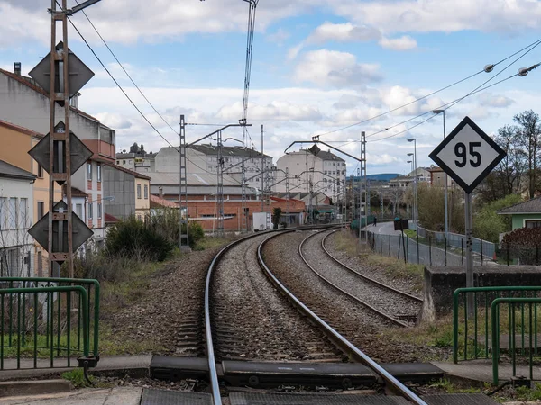 Tåg Spår Vid Ingången Till Monforte Lemos Station Från Plankorsning — Stockfoto