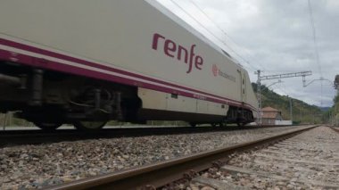 Los Peares, Ourense, İspanya; 03-24-2022: Renfe 'den Alvia treni - Operatör şirketi Os Peares tren istasyonundan çıkış sinyalinden geçen ve sonunda bir viraj bulunan Os Peares tren istasyonuna doğru yola çıktı.