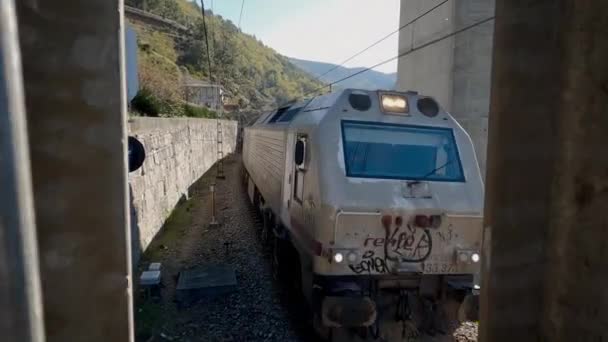 Tren Mercancías Empresa Renfe Operadora Entra Estación Peares Través Puente — Vídeo de stock