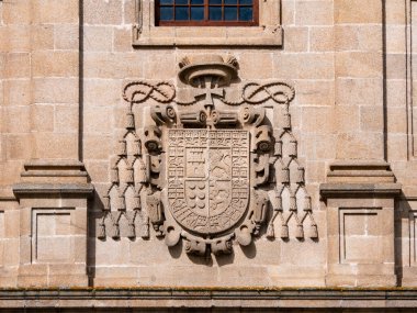 Monforte de Lemos, Lugo, İspanya; 3-13-22; Kardinal Rodrigo de Castro Osorio 'nun arması, Colegio de Nuestra Seora de la Antigua' nın kurucusu.