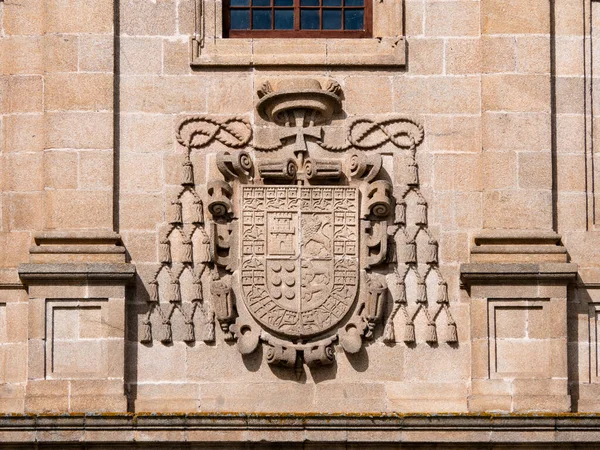 Monforte de Lemos, Lugo, İspanya; 3-13-22; Kardinal Rodrigo de Castro Osorio 'nun arması, Colegio de Nuestra Seora de la Antigua' nın kurucusu.