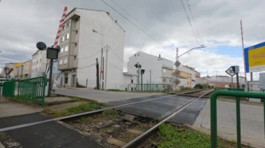 Monforte de Lemos, Lugo, İspanya; 03-21-2022: 4K hızlı çekim videosu bir geçiş noktasının kapatılması, güvenlik unsurlarının tren geçerken trafik ve arabalara çevrilmesi