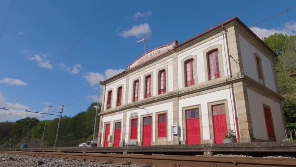 西班牙乌伦策的Barra Mino 2022年7月4日 在阳光灿烂的日子里 Renfe Operadora公司的货运列车驶过主楼前面的一个车站 — 图库视频影像