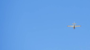 Küçük bir eğlence uçağı, açık bir günde mavi gökyüzünde uçmak için ideal.